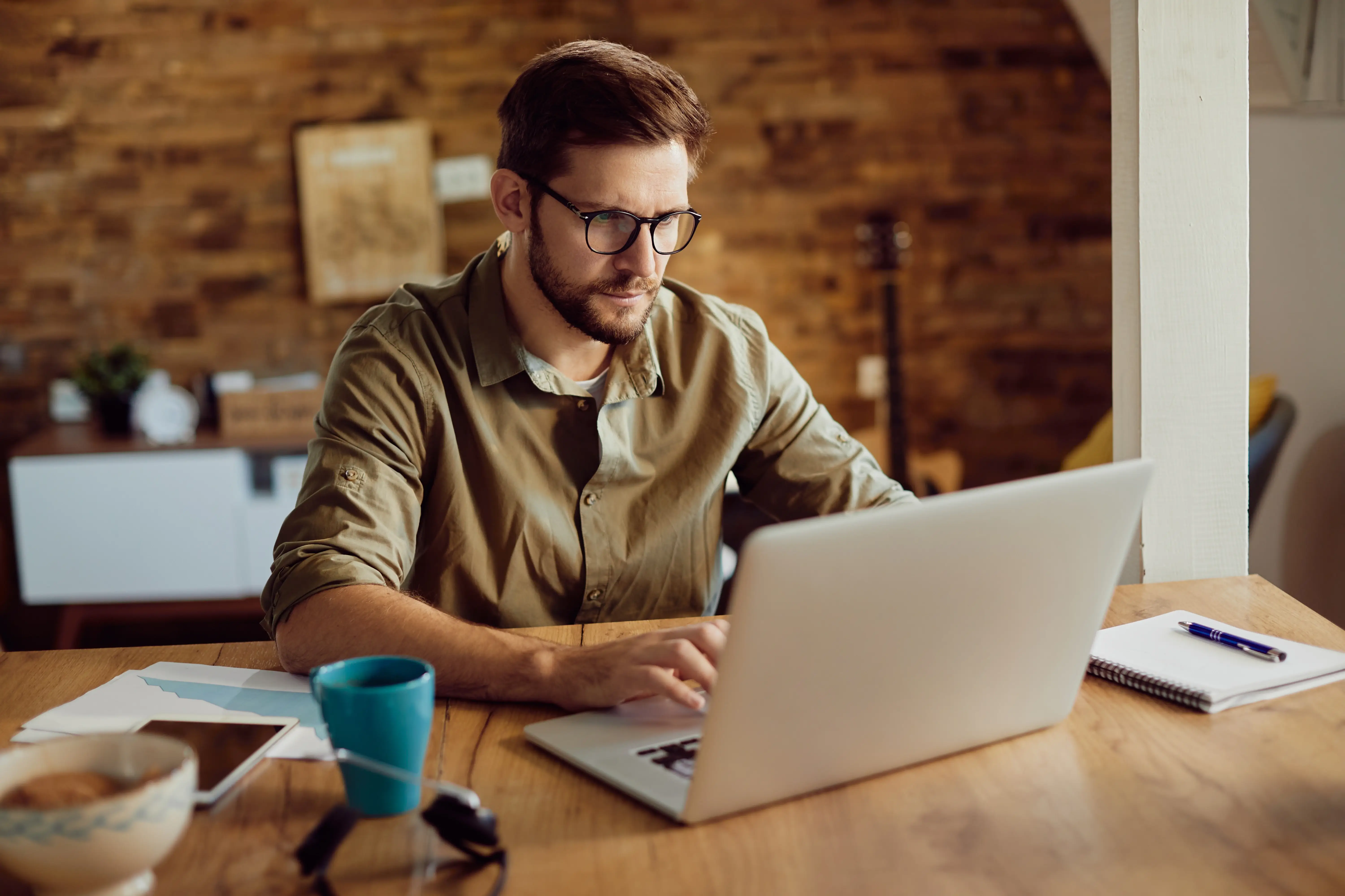 Consultant travaillant sur un ordinateur à domicile