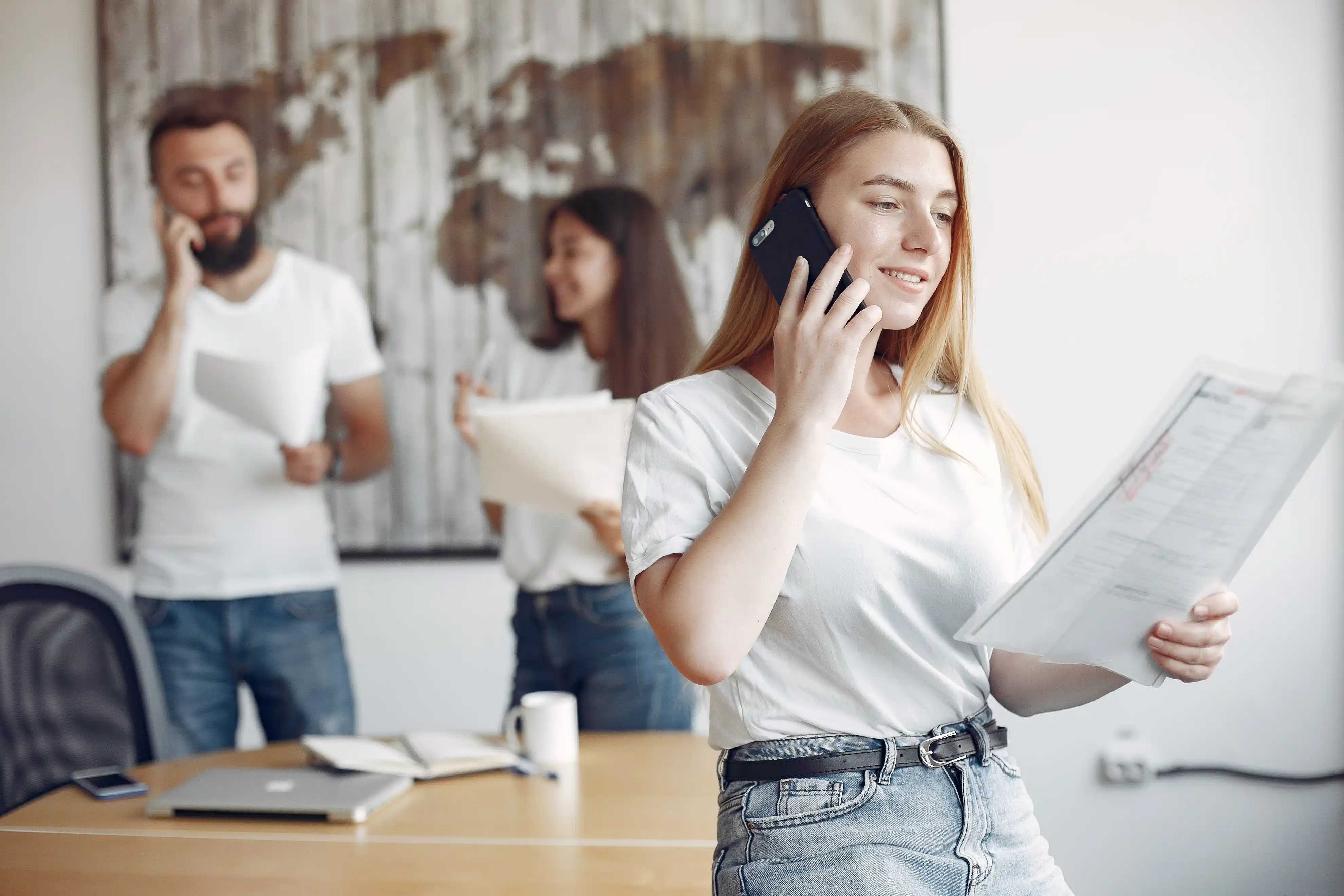 Jeune équipe travaillant ensemble sur un ordinateur portable