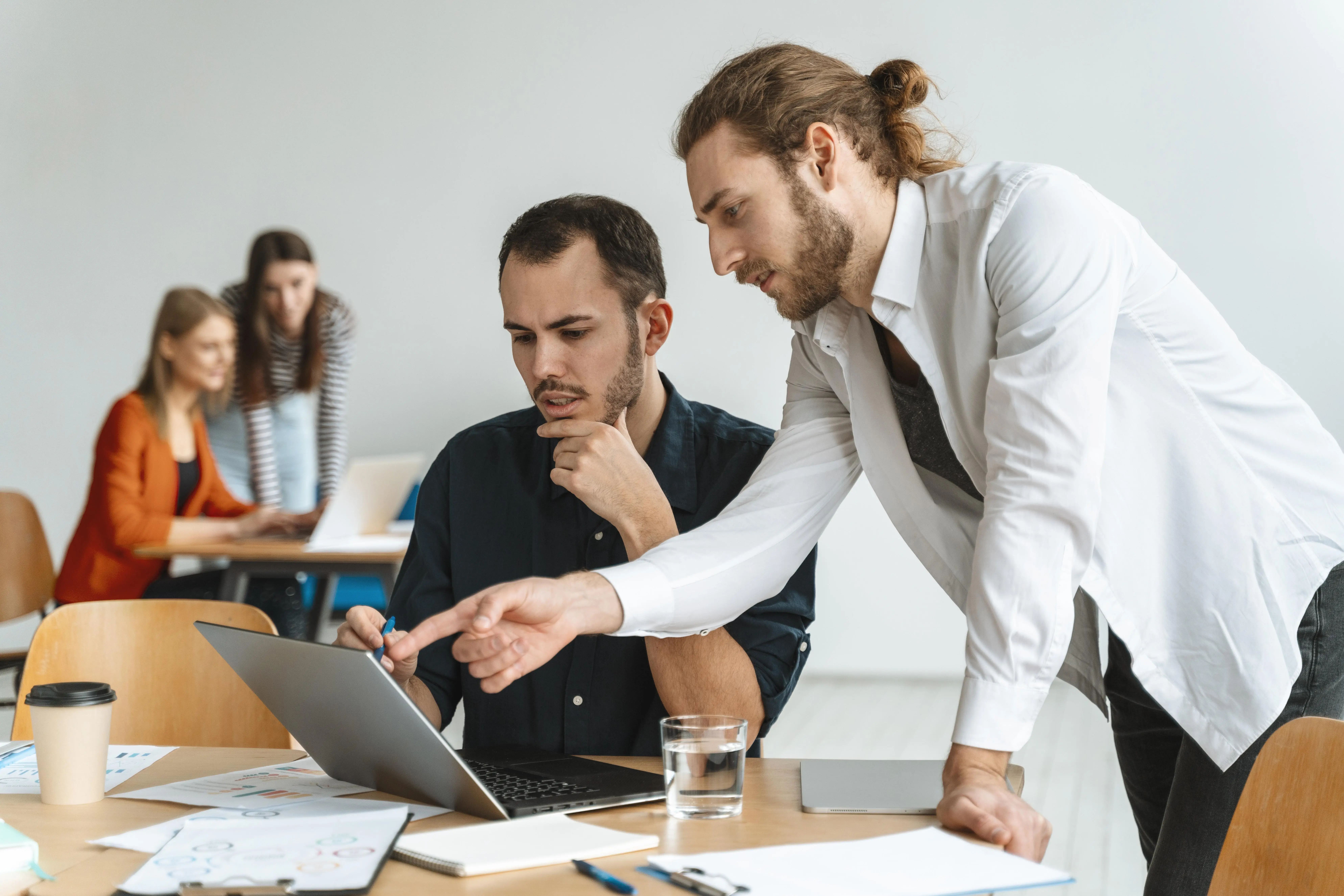 Réunion de professionnels travaillant au bureau