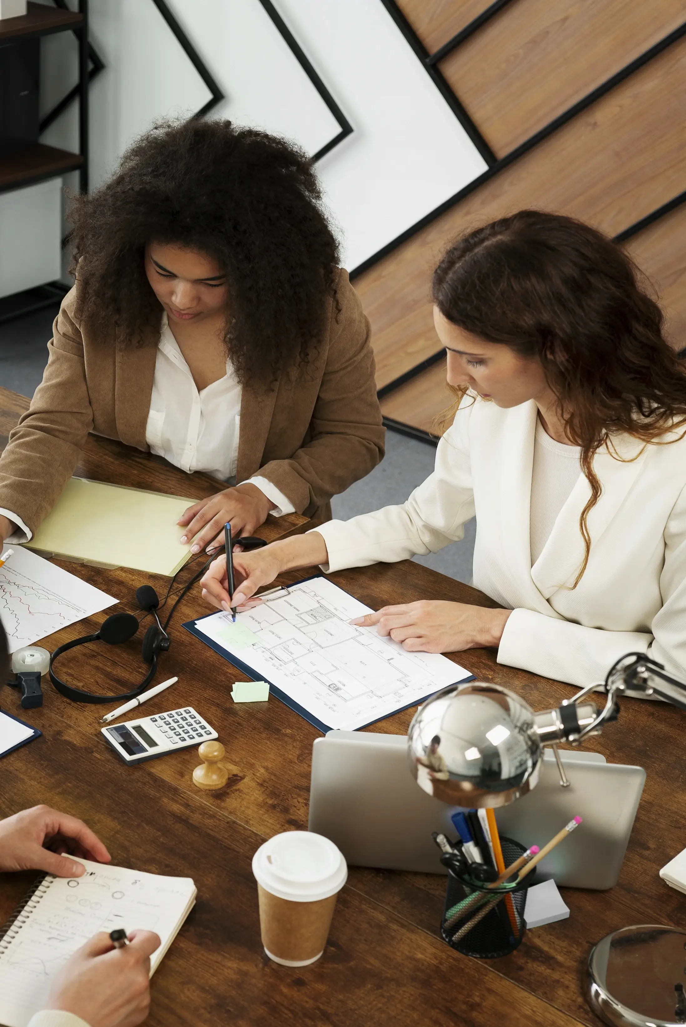 Personnes travaillant dans un bureau élégant et confortable