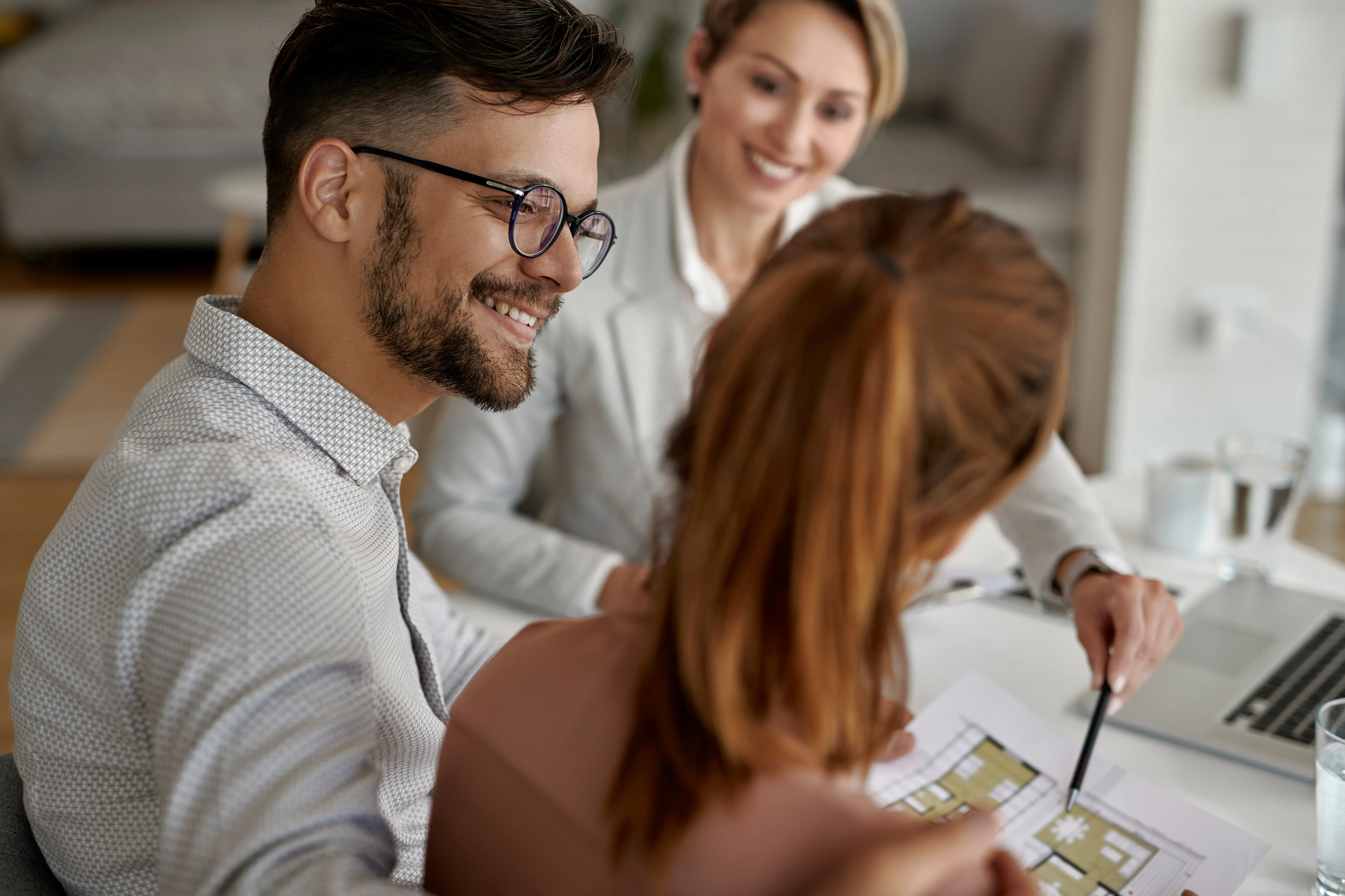 Jeune couple rencontrant leur agent immobilier
