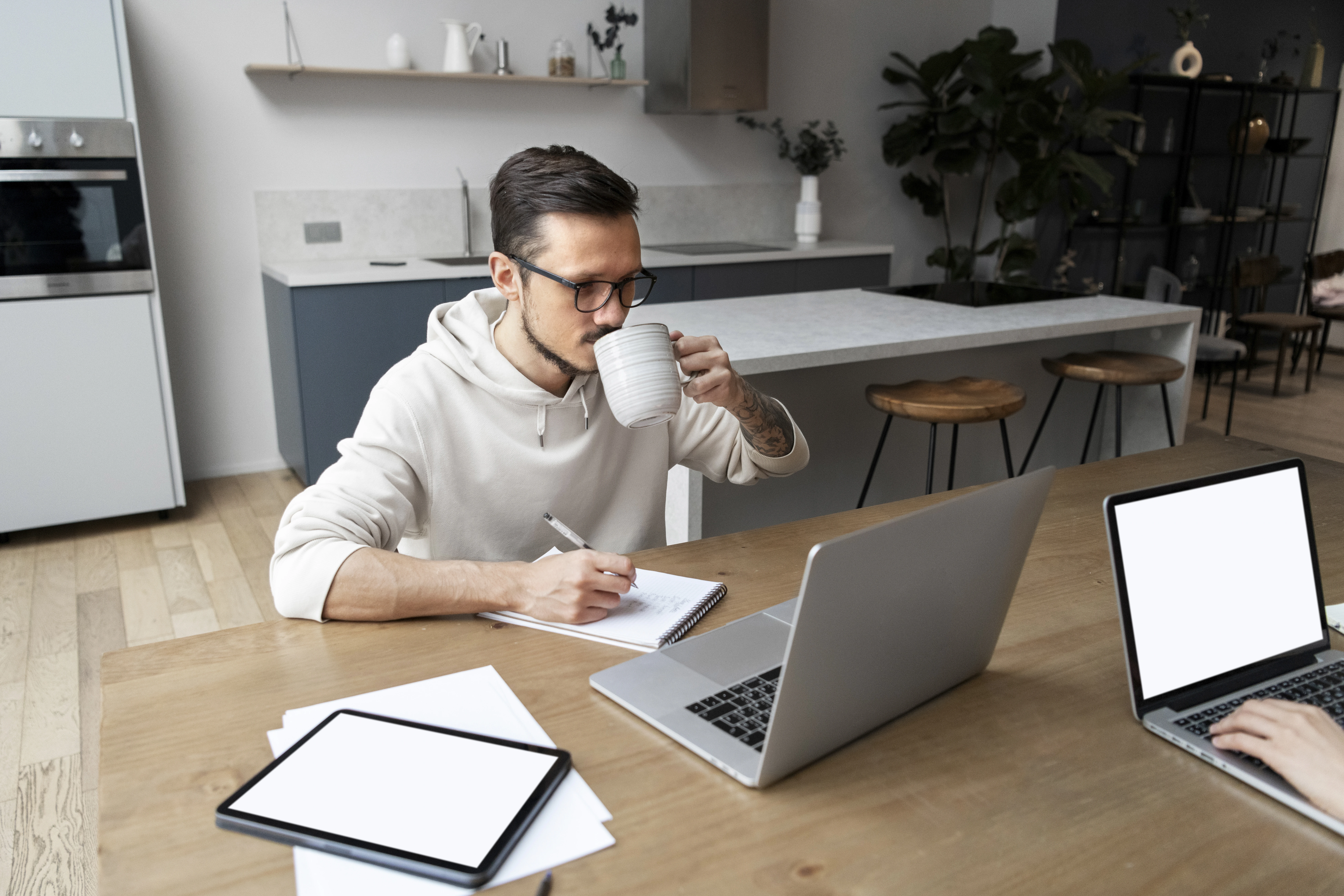 Homme travaillant depuis son bureau à domicile