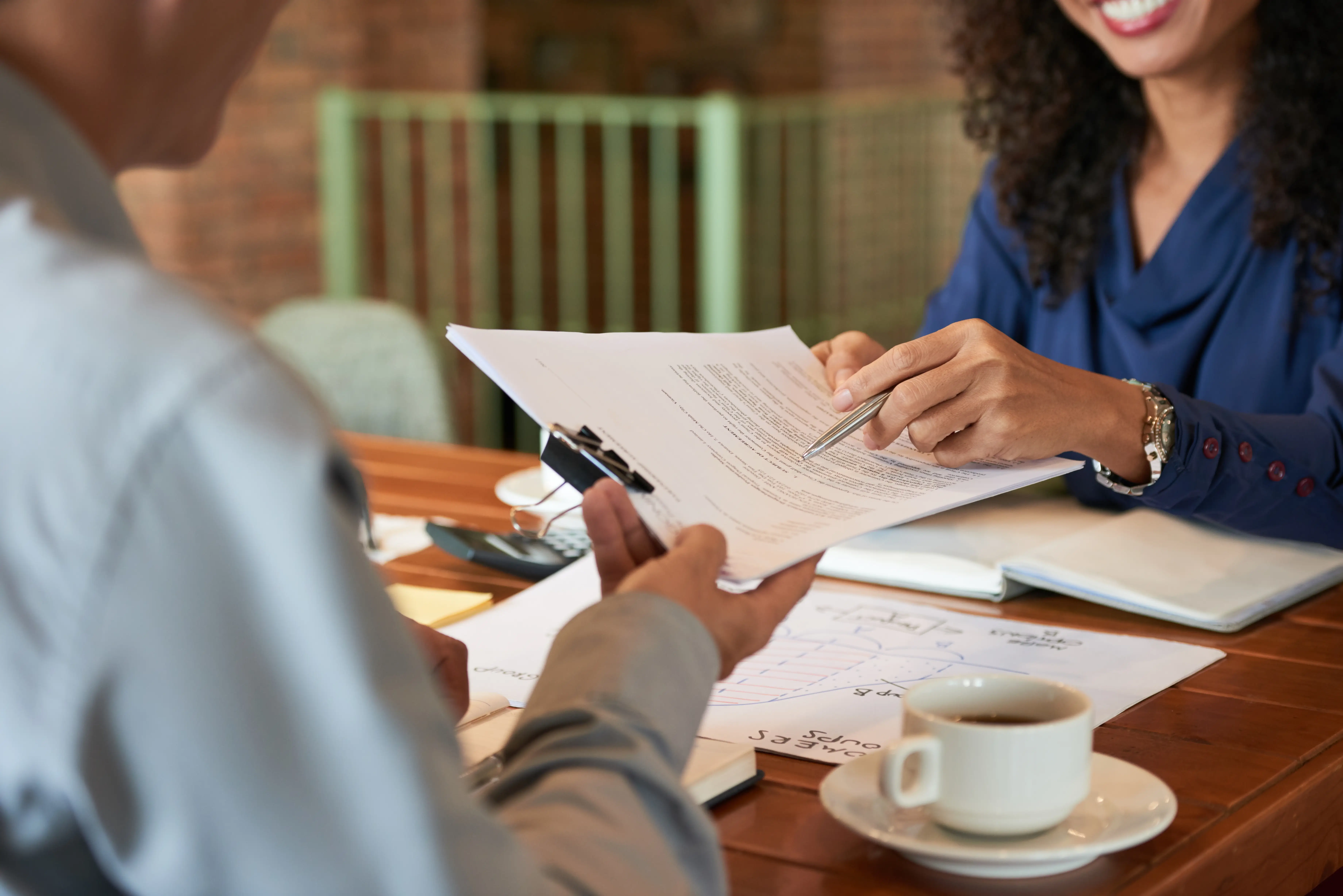 Consultant échangeant avec un avocat sur les aspects juridiques du portage salarial