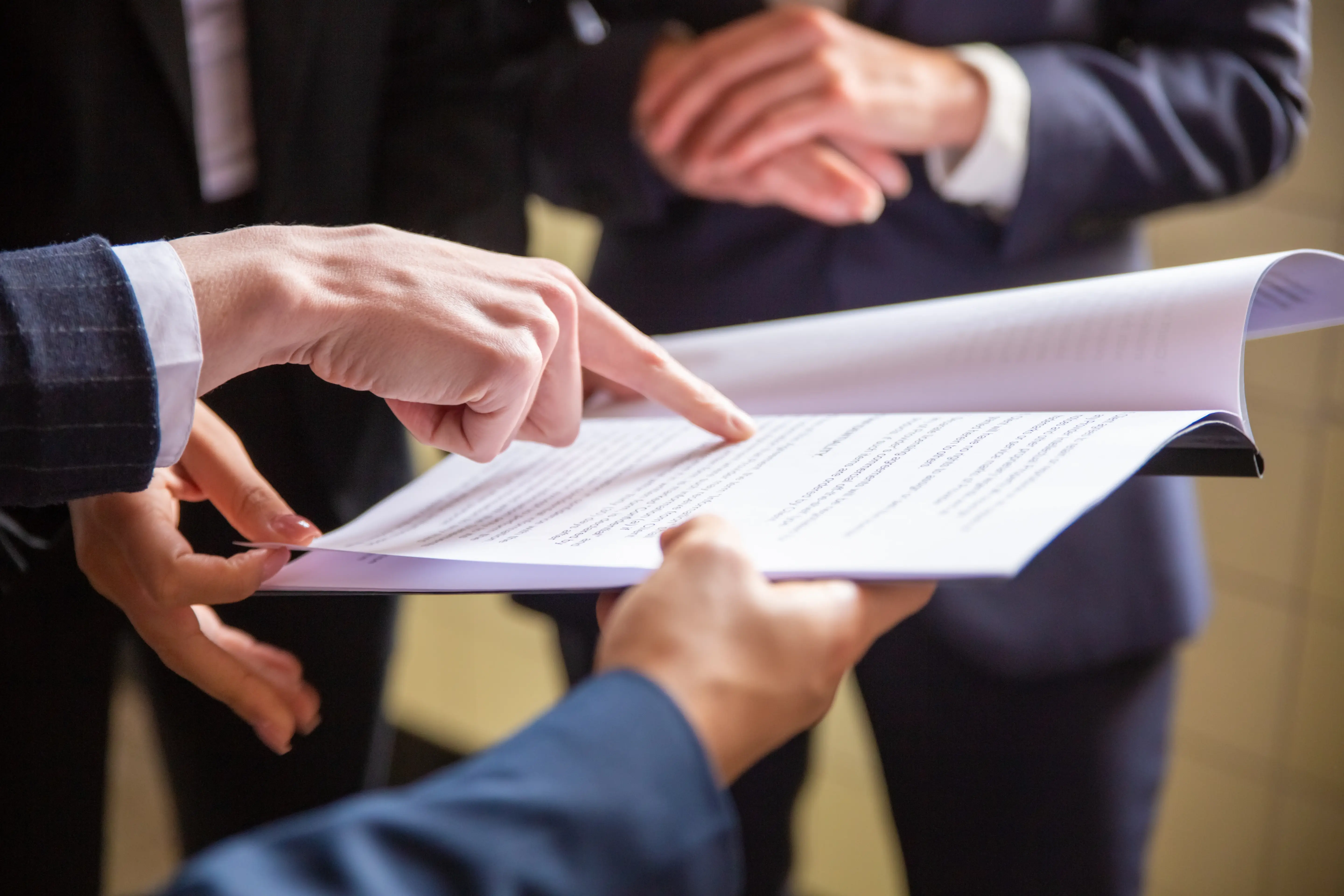Professionnelles consultant un document lors d'une analyse contractuelle