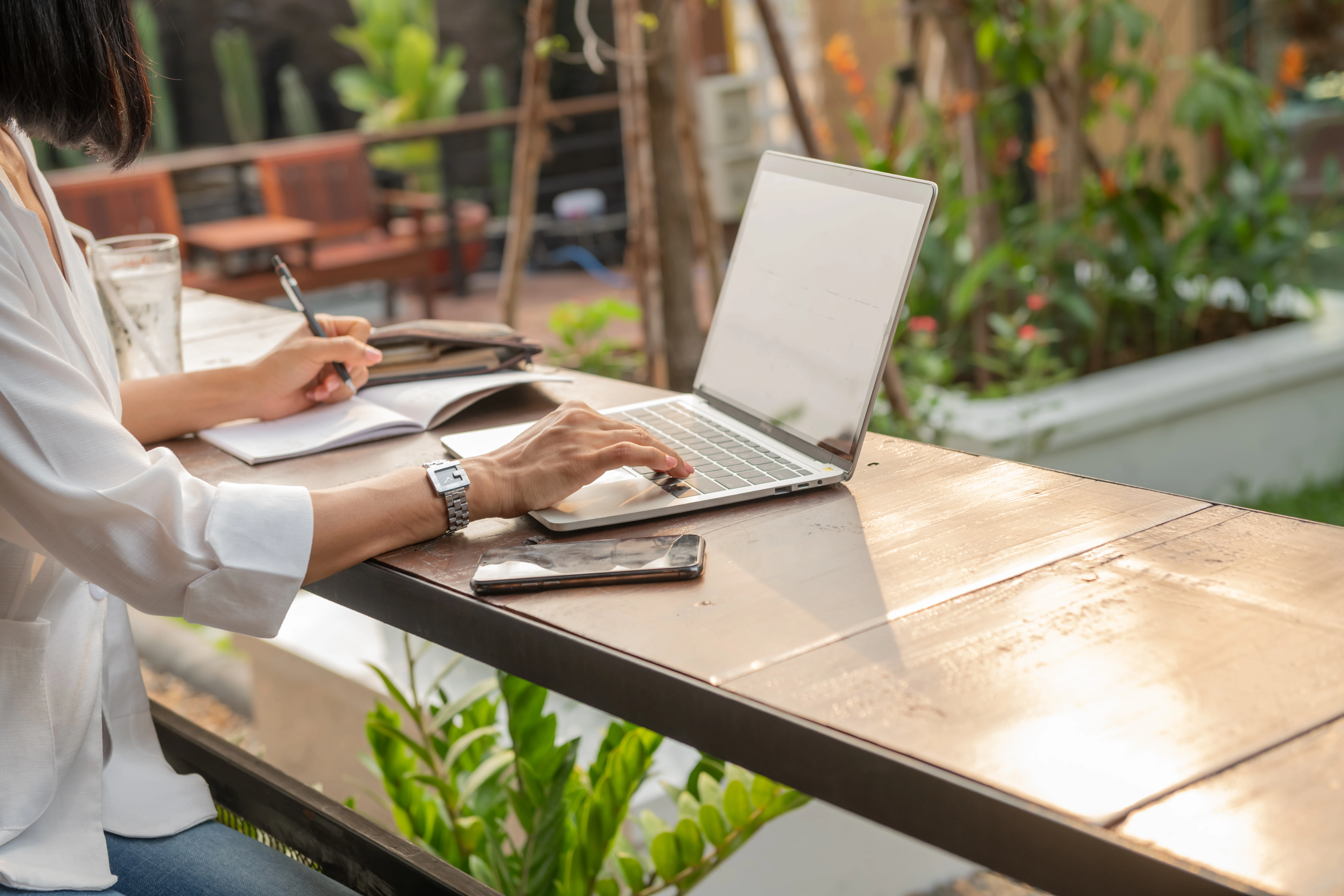 Portrait d'une femme d'affaires travaillant sur son ordinateur portable dans un café