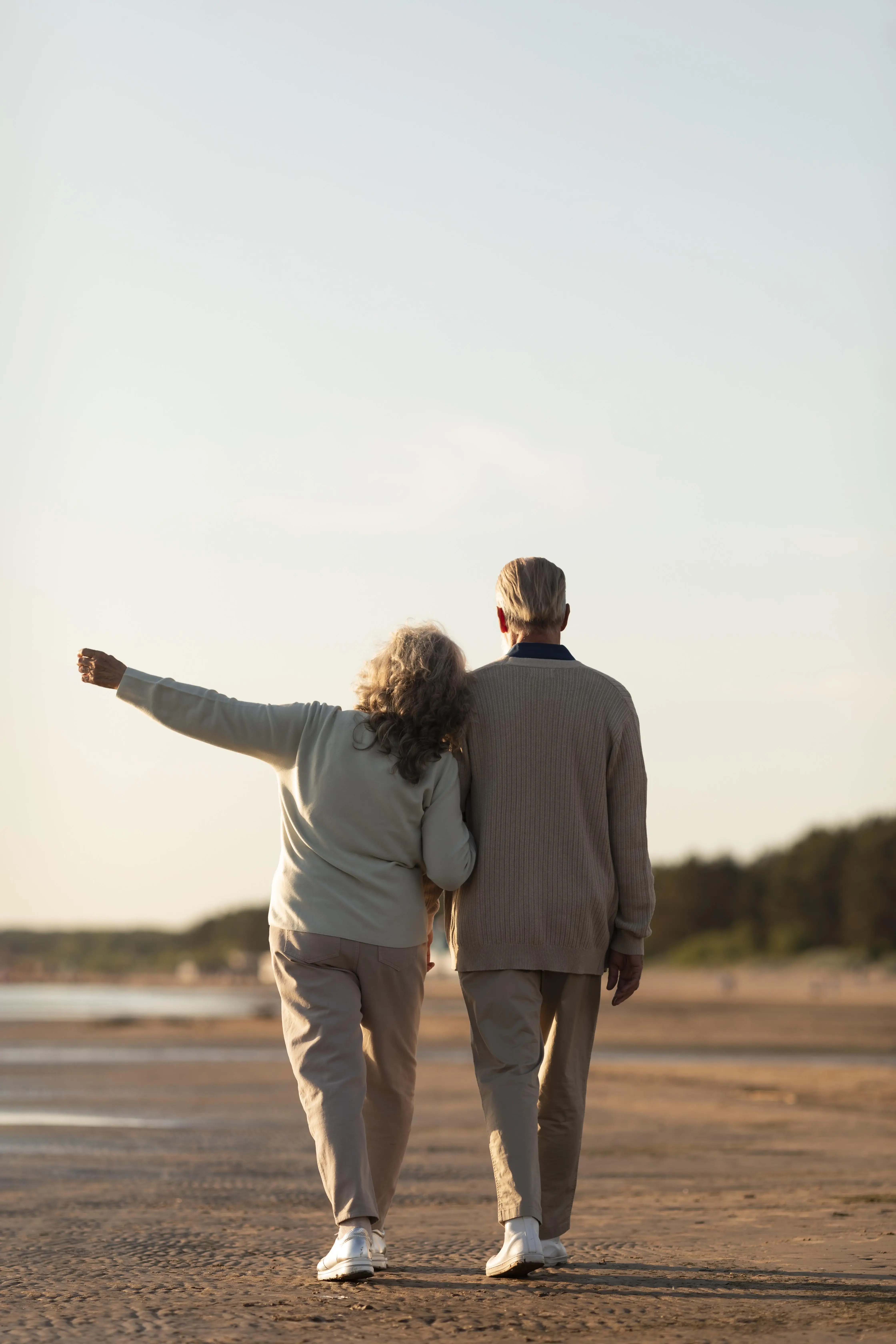 Couple de retraités au bord de la mer