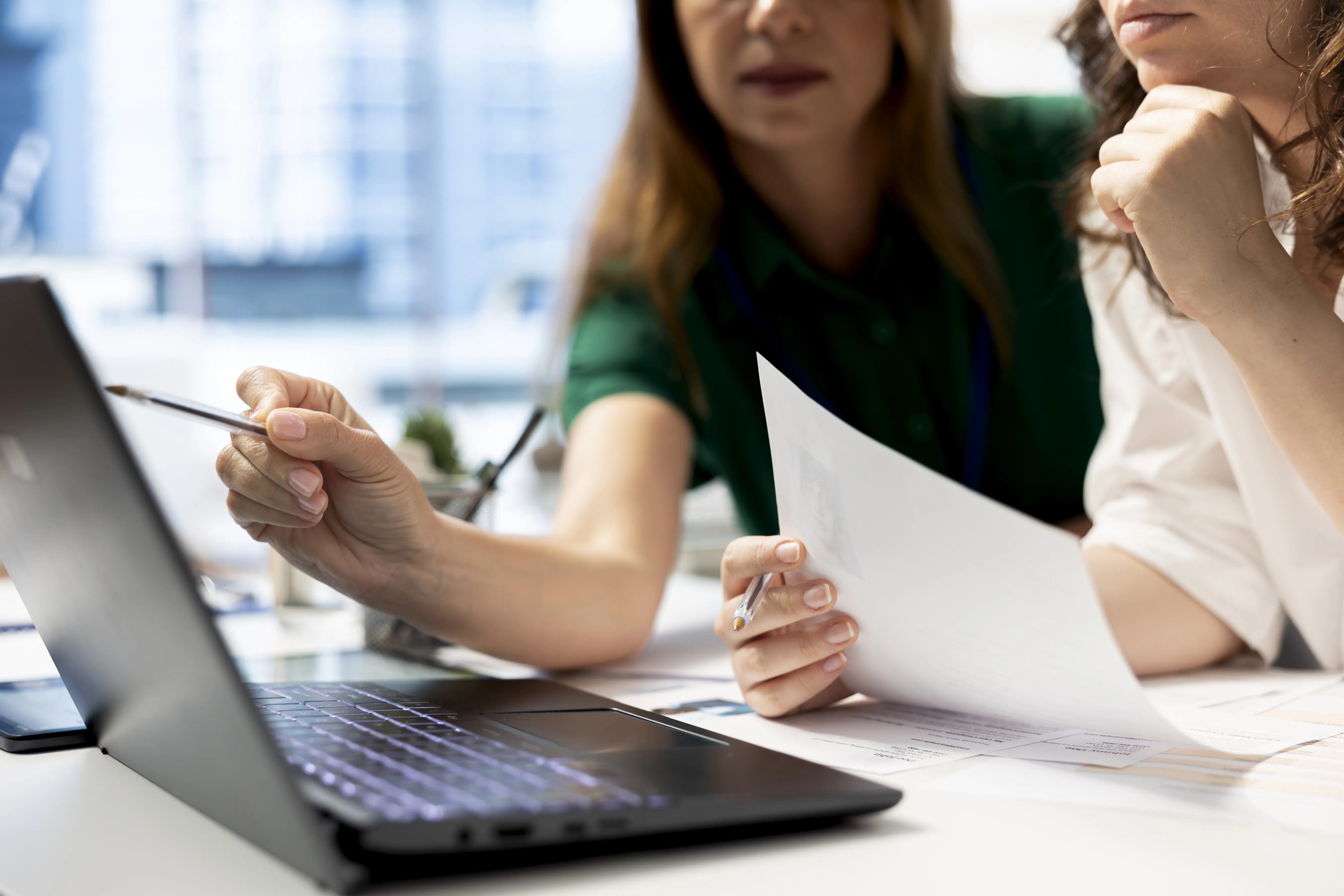 Collègues RH utilisant un ordinateur portable pour des évaluations